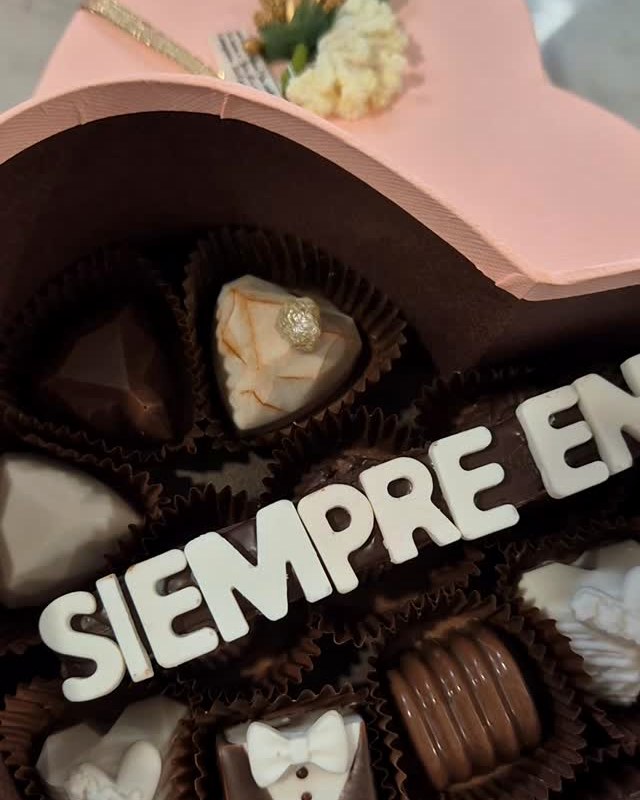 Caja de bombones real de Numiel para novios, publicada en Instagram